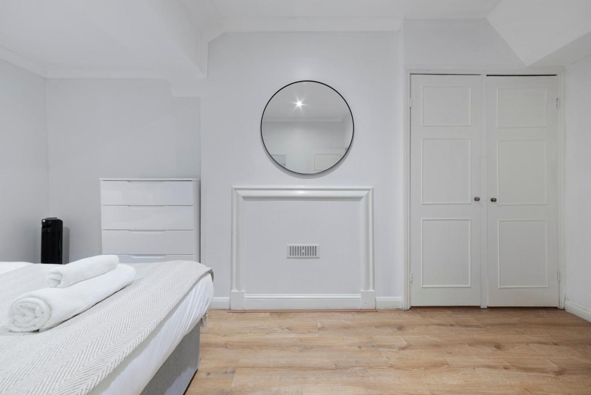 2 Bed Piccadilly 4 Апартаменты Лондон